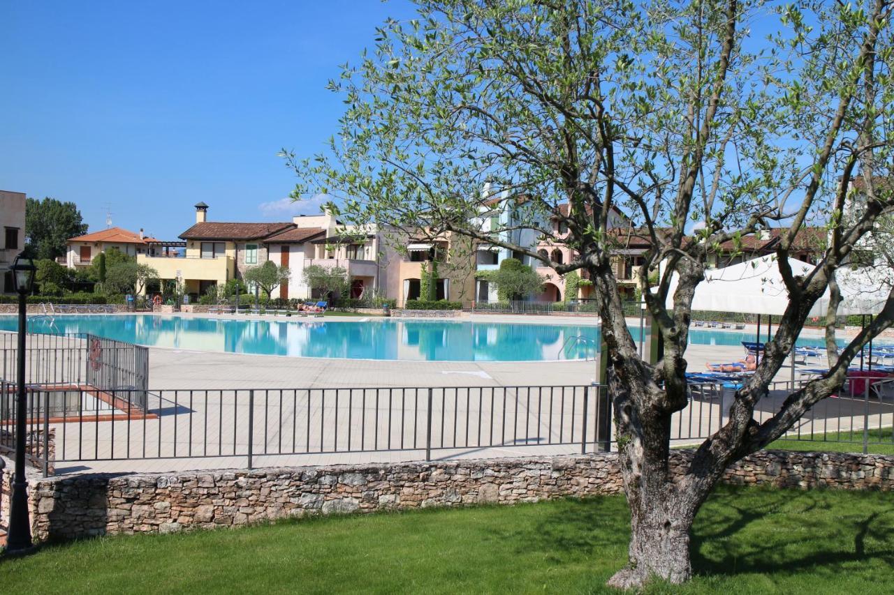 Holidays Garda Resort Village Peschiera del Garda Buitenkant foto